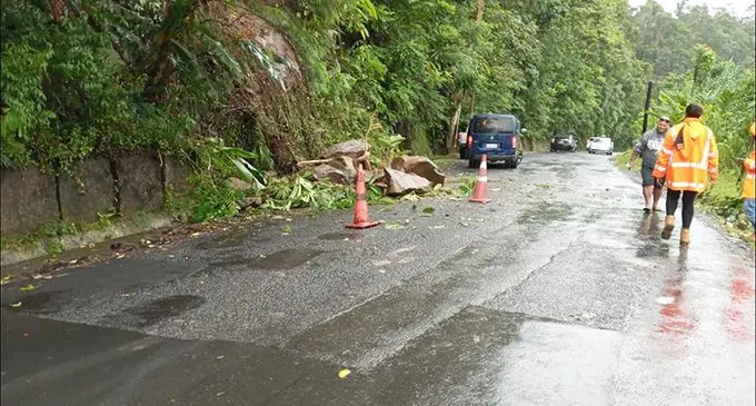 The landslide at Wailoku Road has been cleared. The road is now accessible.  Please be on high alert for the possibility of rock falls, landslide and debris on the roadway. Slow down and drive to the conditions.  Members of the public can contact the FRA on toll free number 5720 shall they have any queries.