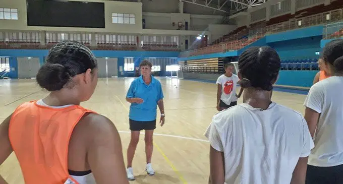 Fiji Pearls defense sepcialist coach Cathy Fellows (centre) during the team’s training session on February 22, 2023. Photo: Netball Fiji