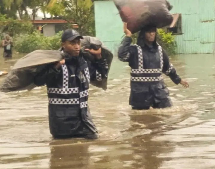 Police officers in the Western Division worked tirelessly in the rain alongside stakeholders to evacuate members of flood-affected communities.