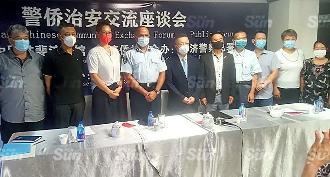 Police Commissioner Brigadier-General Sitiveni Qiliho (fourth from left), Chinese Ambassador to Fiji Qian Bo (fifth from left), director Zhao Fugang (sixth from left) of the Overseas Chinese Center and Consular Assistance Volunteers of the Embassy of China and stakeholders of the event at the Yue Lai Hotel on December 21, 2021. Photo: Ranoba Baoa