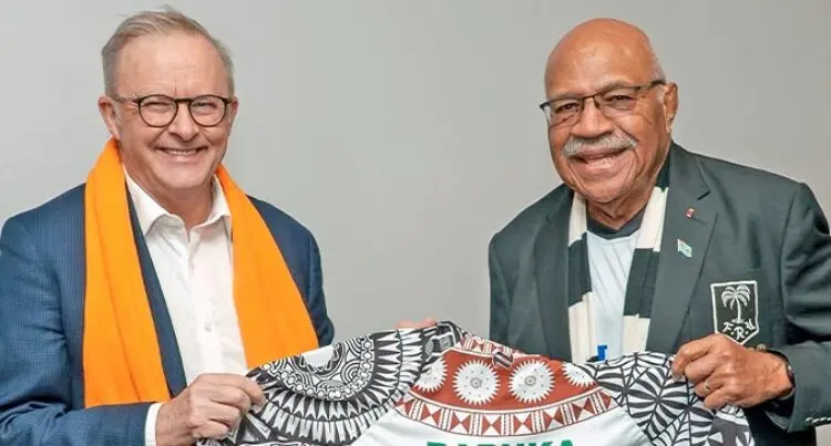 The Fijian and Australian prime ministers standing side by side and smiling. 