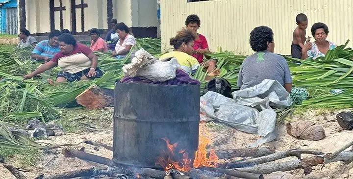 Ko ira na marama mai na koro ko Tuvuca mai Vanuabalavu ka’ra vakaitavi tiko ena kena vakasaqari na voivoi.
