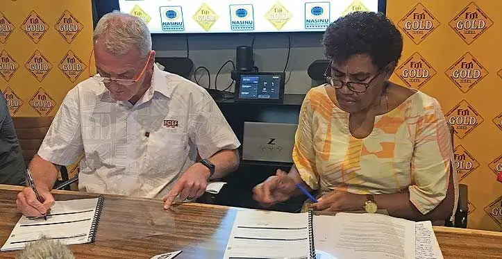 Paradise Beverages general manager Mike Spencer (left) and Nasinu Netball Association president Linieta Navonu during the sponsorship signing on May 18, 2023. Photo: Sereana Salalo