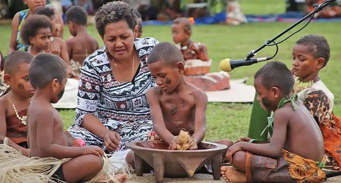 Na yaqona na i sevusevu vua na vulagi dokai e ratou veiqaravi kina o Vereniki Lesumainayatulau Tukana (loselose), Joseva Tikonatabua kei Kolinio Sarolevu. E tutaka na yaqona o Joseua Racaketoka. E dabe tiko mai muri na nodra qasenivuli o Siteri Volau Gaunavinaka.