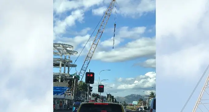 Crane lifting heavy material along  the busy Queens Road at Martintar, Nadi.  Photo: Waisea Nasokia