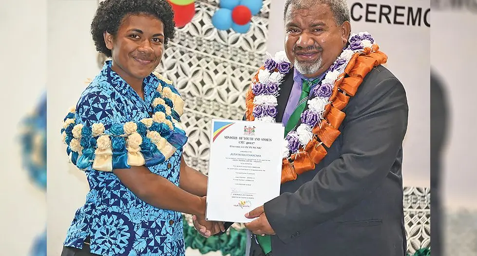 E ciqoma tiko na nona sitivikiti ko Jiutatia Cakacaka mai vua na Minisita ni Tabagone kei na Qito ko Jese Saukuru ena siga Tusiti ni macawa oqo