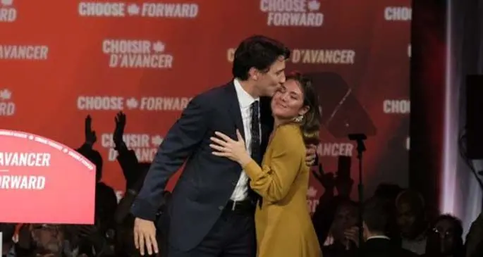 Canadian Prime Minister Justin Trudeau (L) kisses his wife Sophie Gregoire Trudeau at the Liberal Party campaign headquarters in Montreal, Canada, Oct. 21, 2019. (Photo by Raffi Kirdi/Xinhua)