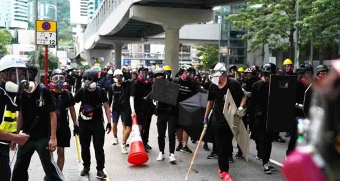 Rioters launch an attack on the police in south China's Hong Kong, Aug. 31, 2019. (Xinhua)