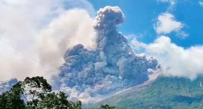 Mount Merapi volcano erupts in Indonesia on March 11, 2023. Photo: Reuters