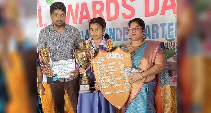 Arshiya Kumar ( centre) with her parents at the prize giving ceremony on December 5, 2022.