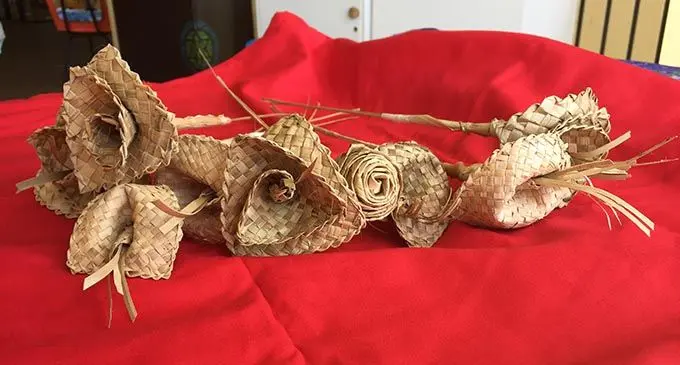 Eco-friendly flowers made of voivoi (pandanus) and vau (dried bark of wild hibiscus). Photos: Tadra Makawa
