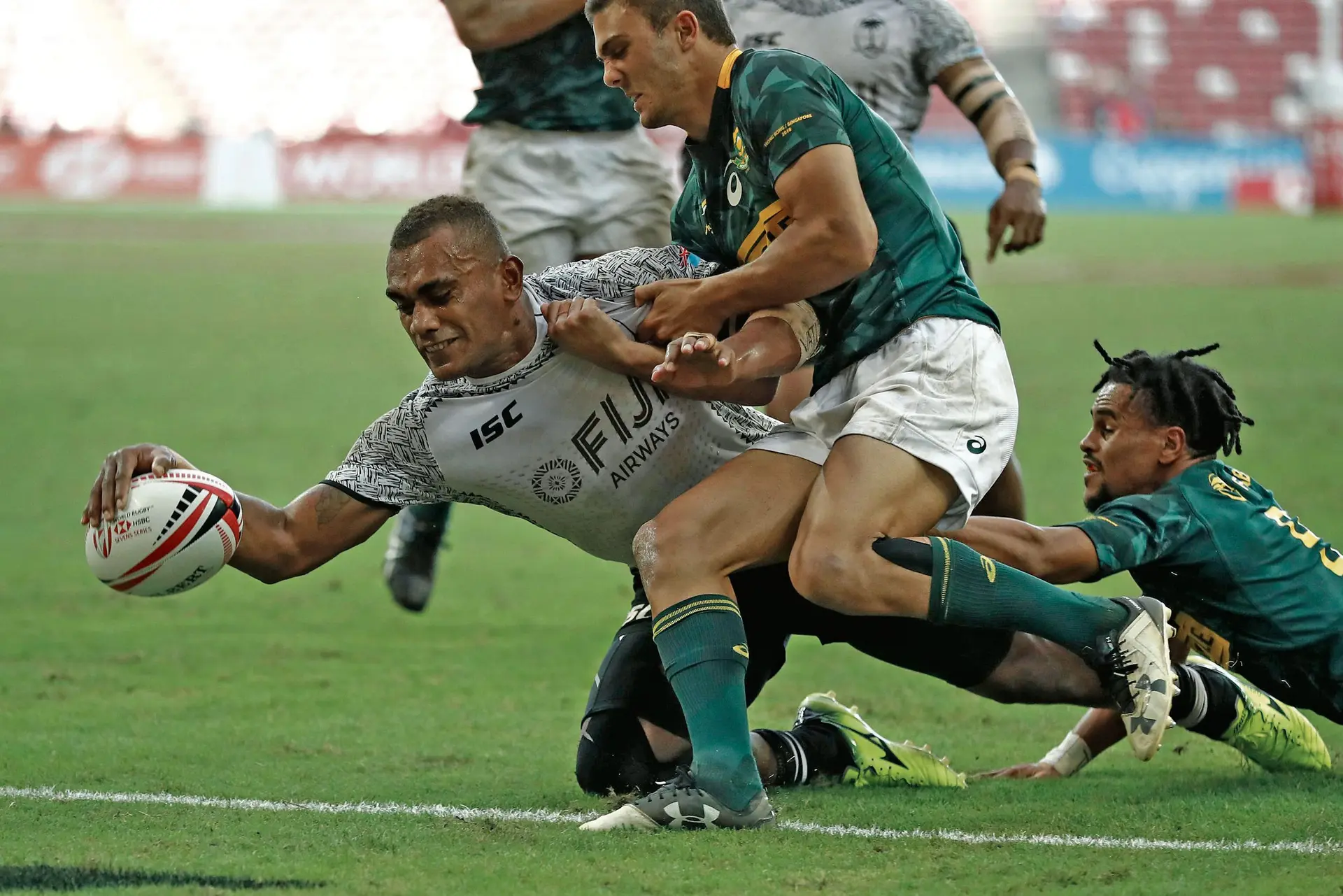 Eroni Sau reaches out for a try against South Africa on day two of the HSBC World Rugby Sevens Series in Singapore on April 29, 2018.  Photo: World Rugby