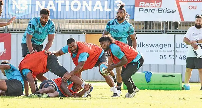 Flying Fijians halfback Frank Lomani (with ball) during training in Libourne, France, on October 29, 2022. Standing from left Viliame Mata, Adrea Cocagi, Levani Botia (on the ground), captain Waisea Nayacalevu, forwards coach Graham Dewes looks on. Photos: Calero/Resistant.