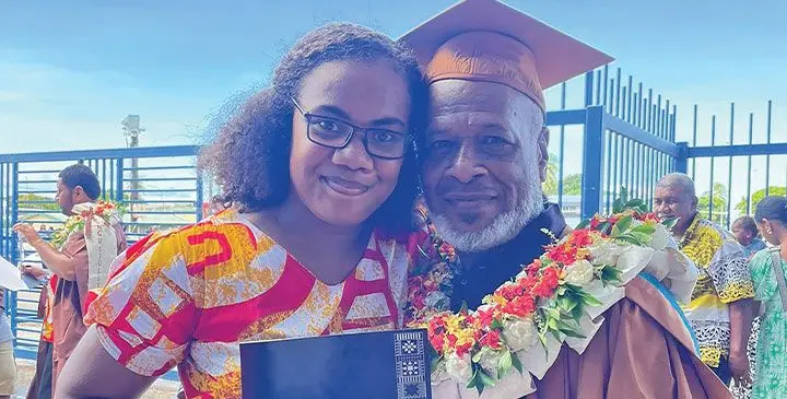 Ko Amelia Talea na goneyalewa ka tauri vola mai na Univesiti ni Ceva ni Pasifika e na siga Lotulevu ni macawa oqo kei na turaga na tamana ko Waisake Bulewa.